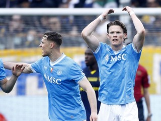 Na snímke hráč Neapolu Scott McTominay (vpravo) sa raduje po strelení gólu.