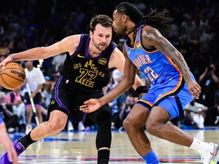 Luka Dončić (77) proti rozohrávačovi tímu Oklahoma City Thunder Cason Wallaceovi (22) počas prvého polčasu.