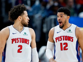 Hráči Tobias Harris (12) a Cade Cunningham (2) z Detroitu Pistons počas piateho zápasu.