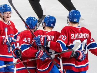 Ivan Demidov (93) oslavuje gól s Caufieldom (13), Hutsonom (48) a Jurajom Slafkovským (20).