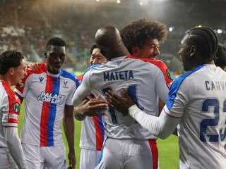 Hráči Crystal Palace oslavujú po úvodnom góle Ismaila Sarru v zápase semifinále Konferenčnej ligy Šachtar Doneck - Crystal Palace.