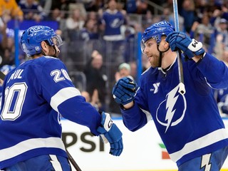 Obranca Erik Černák (vpravo) oslavuje gól.