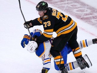 Obranca Charlie McAvoy (73) v drese Bostonu Bruins.