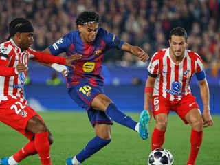 Lamine Yamal z Barcelony (uprostred) strieľ pred Ademolom Lookmanom z Atlética Madrid (vľavo) a Kokeom z Atlética Madrid.