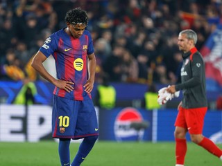 Hráč Barcelony Lamine Yamal  (vľavo) reaguje po prvom zápase štvrťfinále.