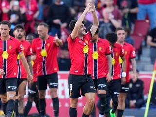 Slovenský futbalista a kapitán RCD Mallorca Martin Valjent (vľavo) reaguje po góle, ktorý strelil jeho spoluhráč Manu Morlanes.