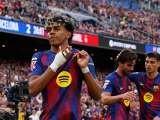 Hráči Barcelony oslavujú gól.