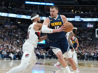 Nikola Jokič z Denver Nuggets (vpravo) preniká pod kôš.