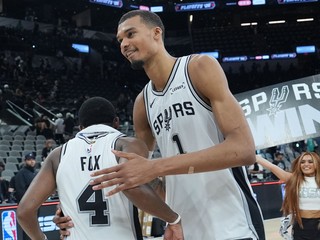 Victor Wembanyama sa teší s De'aaronom Foxom (4) z postupu.