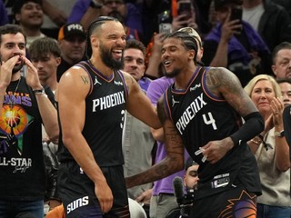 Jalen Green (4) oslavuje víťazstvo so spoluhráčom.