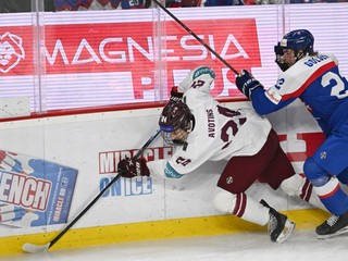 Na snímke vpravo kapitán Slovenska Adam Goljer a hráč Lotyšska Magnuss Avotins počas hokejového zápasu Slovensko – Lotyšsko v semifinále.
