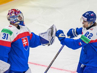 Samuel Hlavaj a Kristán Pospíšil (obaja Slovensko) počas zápasu základnej B-skupiny Slovensko - Nórsko na MS v hokeji 2026. 
