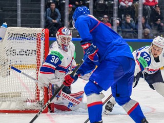 Tobias Normann (Nórsko), Martin Pospíšil (Slovensko) a Stian Solberg (Nórsko) počas zápasu základnej B-skupiny Slovensko - Nórsko na MS v hokeji 2026. 