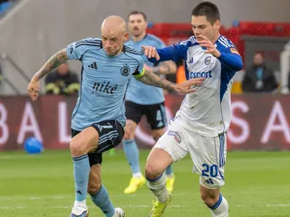 Kapitán Slovana Vladimír Weiss ml. a Luka Lemiško z Michaloviec počas záverečného 10. kola nadstavbovej časti Niké ligy - skupina o titul ŠK Slovan Bratislava - MFK Zemplín Michalovce.