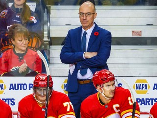Tréner Calgary Ryan Huska, vľavo dole slovenský útočník Martin Pospíšil. 