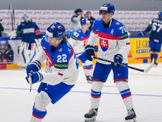 Kristián Pospíšil a Martin Pospíšil (obaja Slovensko) počas rozkorčuľovania pred zápasom základnej B-skupiny Taliansko - Slovensko.