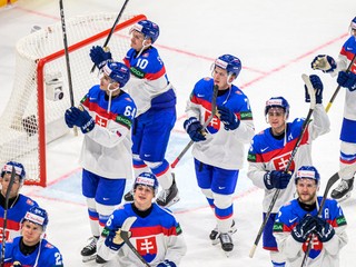 Slovenskí hokejisti ďakujú fanúšikom po víťazstve v zápase Taliansko - Slovensko.