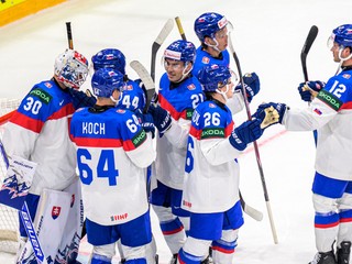 Slovenskí hokejisti ďakujú brankárovi Adamovi Gajanovi po víťazstve v zápase základnej B-skupiny Taliansko - Slovensko. 