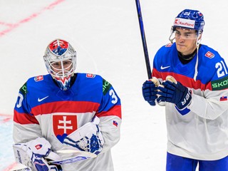 Adam Gajan a Sebastián Čederle (obaja Slovensko) sa tešia po víťazstve v zápase základnej B-skupiny Taliansko - Slovensko.