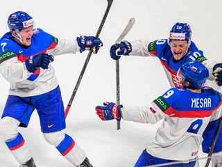 Maxim Štrbák a Adam Sýkora sa tešia z víťazného gólu, ktorý strelil Filip Mešár v samostatných nájazdoch počas zápasu základnej B-skupiny Slovinsko - Slovensko na MS v hokeji 2026.