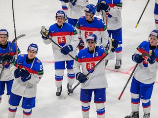 Slovenskí hokejisti sa tešia z výhry nad Slovinskom na MS v hokeji 2026.