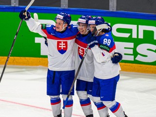 Martin Chromiak, Sebastián Čederle a Adam Sýkora sa tešia z gólu počas zápasu Dánsko - Slovensko.