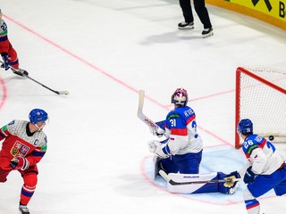 Český útočník Roman Červenka strieľa víťazný gól v zápase proti Slovensku na MS v hokeji 2026.
