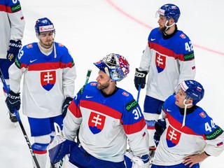 Slovenskí hokejisti po zápase s Českom na MS 2026.