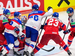 Na snímke zľava Marek Alscher (Česko), Filip Mešár (Slovensko), brankár Josef Kořenář (Česko), Martin Pospíšil (Slovensko), Lukáš Sedlák a Michal Kempný (obaja Česko).