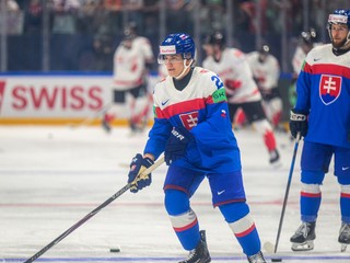 Na snímke zľava Luka Radivojevič a Aurel Nauš (obaja Slovensko) pred zápasom základnej B-skupiny Slovensko - Kanada.