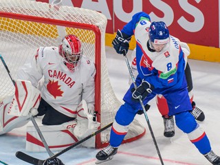 Jet Greaves (Kanada), Oliver Okuliar (Slovensko) a Denton Mateychuk (Kanada) v zápase základnej B-skupiny Slovensko - Kanada.