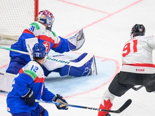 Brankár Samuel Hlavaj (Slovensko), Samuel Kňažko (Slovensko) a John Tavares(Kanada) strieľa gól v zápase základnej B-skupiny Slovensko - Kanada.