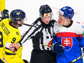 Linus Karlsson (Švédsko) a vpravo Adam Sýkora (Slovensko) v zápase základnej B-skupiny Švédsko - Slovensko.