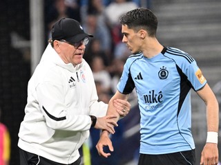 Na snímke vľavo tréner Slovana Vladimír Weiss st. a vpravo Niko Jankovič (Slovan).