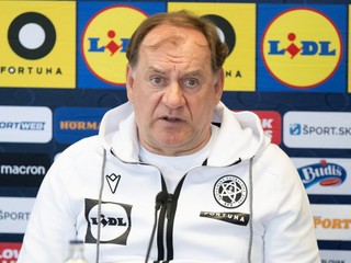 Na snímke tréner slovenskej futbalovej reprezentácie Vladimír Weiss st. počas tlačovej konferencie k nominácii Slovenska.