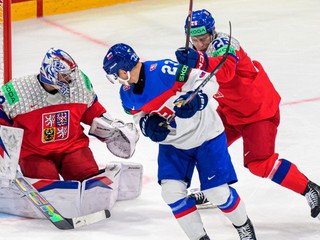 Josef Kořenář (Česko), Adam Liška (Slovensko) a Jiří Ticháček (Česko) v zápase základnej B-skupiny Slovensko - Česko.