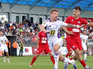 Šimon Šmehýl (Komárno) a Lukáš Filipiak (Zvolen) počas prveho zápasu baráže o účasť v Niké lige MFK Zvolen - KFC Komárno.