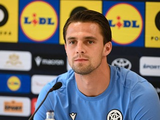 Hráč slovenskej futbalovej reprezentácie Martin Valjent počas tlačovej konferencie.