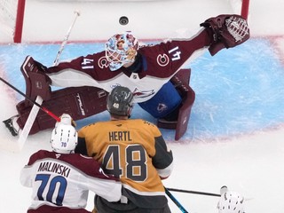 Tomáš Hertl strieľa víťazný gól Vegas v treťom zápase proti Coloradu.