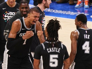 Útočník Victor Wembanyama zo San Antonia Spurs sa teší.