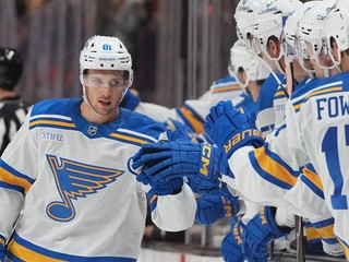 Na snímke je útočník tímu St. Louis Blues Dylan Holloway.