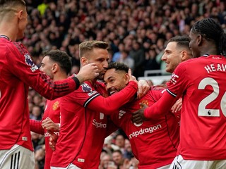 Manchester United oslavuje gól. 