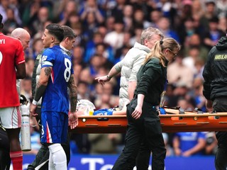 Jesse Derry z Chelsea je odnesený z ihriska na nosidlách po zranení hlavy.