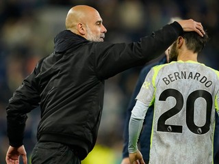 Tréner Pep Guardiola a Bernardo Silva počas zápasu Manchester City a Everton.