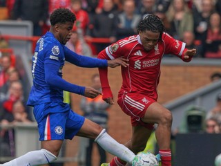 Andrey Santos z Chelsea zastavuje sklzom Ria Ngumohu z Liverpoolu.
