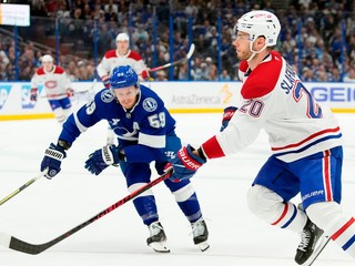 Juraj Slafkovský (vpravo) a Jake Guentzel v siedmom zápase medzi Tampou Bay a Montrealom.