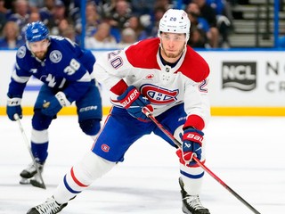 Slovenský hokejista v drese Montrealu Canadiens Juraj Slafkovský (vpravo) a hráč Tampy Bay Lightning Brandon Hagel.