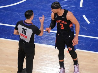 Ilustračná fotografia hráč Josh Hart (3) z New York Knicks a rozhodca.