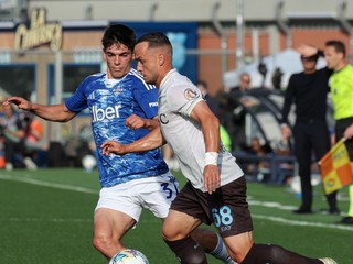 Slovenský stredopoliar Stanislav Lobotka (vpravo) z Neapola a Alex Valle Gomez z Coma v súboji o loptu.