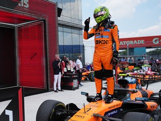 Lando Norris oslavuje triumf v šprinte.